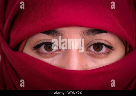 Femme musulmane portant le hijab, voile rouge fille afghane porter la burka ou burqa, Close up portrait photo Banque D'Images