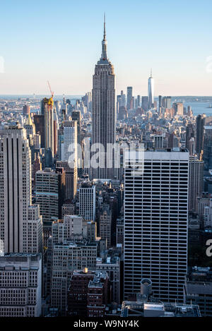 Cnj lower Manhattan avec l'Empire State Building à partir d'un point haut à Midtown Banque D'Images