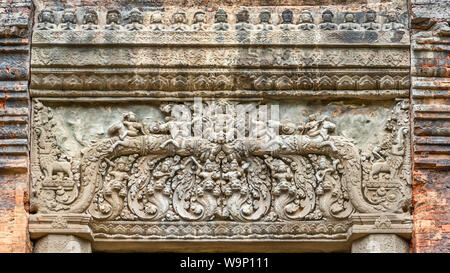 Bas-relief sculpté sur un linteau à Preah Ko, ruines, groupe Roluos Angkor Cambodge. Banque D'Images