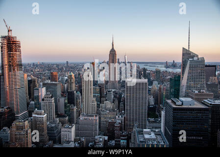 Cnj lower Manhattan avec l'Empire State Building à partir d'un point haut à Midtown Banque D'Images