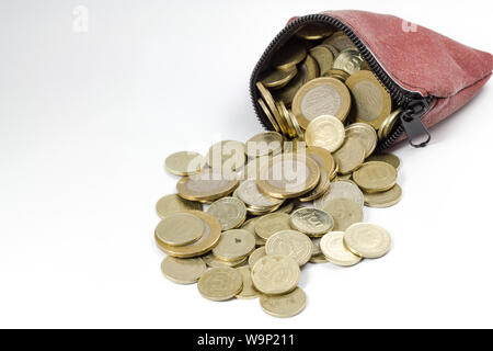 Coin purse filled with coins isolés Banque D'Images