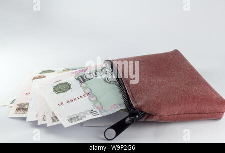Rouble russe billets dans brown wallet isolated Banque D'Images