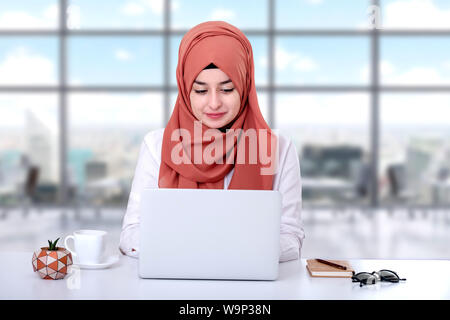 Hijab femme musulmane travailler avec ordinateur, jeune musulmane assis dans office Banque D'Images