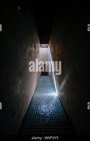 Vue verticale d'un couloir vide avec une porte marron dans la distance Banque D'Images
