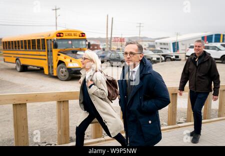 Iqaluit, Canada. 14Th Aug 2019. Heiko Maas (avant, SPD), le Ministre des affaires étrangères de l'Allemagne, promenades avec Sabine Sparwasser, Ambassadeur d'Allemagne au Canada, à travers la ville d'Iqaluit. Dans la région de l'Arctique, le ministre fédéral des affaires étrangères veut se faire une idée de l'ampleur du changement climatique. Credit : Kay Nietfeld/dpa/Alamy Live News Banque D'Images