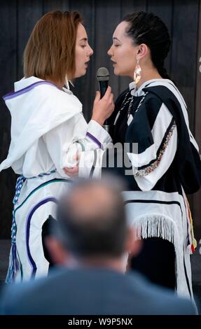 Iqaluit, Canada. 14Th Aug 2019. Heiko Maas (avant, SPD), le Ministre des affaires étrangères de l'Allemagne, observe deux chanteurs en costume traditionnel lors de sa visite au Nunavut Arctic College à Iqaluit. Dans la région de l'Arctique, le ministre fédéral des affaires étrangères veut se faire une idée de l'ampleur du changement climatique. Credit : Kay Nietfeld/dpa/Alamy Live News Banque D'Images