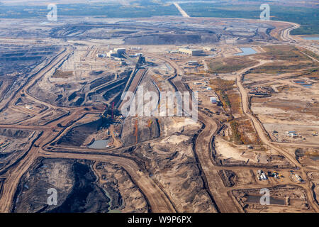 Photo aérienne de l'exploitation à CNRL Mine de pin gris l'exploitation des sables bitumineux. Banque D'Images