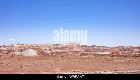 Painted Desert de l'Arizona, États-Unis d'Amérique vue panoramique, ensoleillée journée de printemps, ciel bleu clair, Banque D'Images