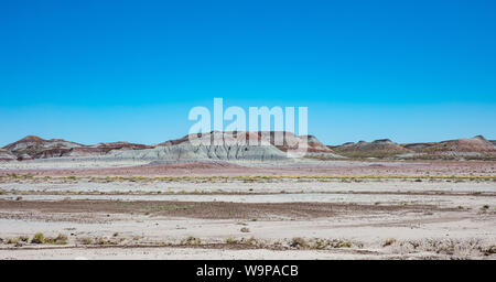 Painted Desert de l'Arizona, États-Unis d'Amérique vue panoramique, ensoleillée journée de printemps, ciel bleu clair, Banque D'Images