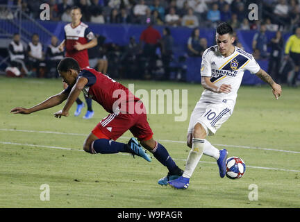 Los Angeles, Californie, USA. 14Th Aug 2019. LA Galaxie de l'avant Cristian Pavon (10) et le FC Dallas defender Reggie Cannon (2) vie de la balle pendant le 2019 Major League Soccer (MLS) Concordance entre la galaxie et FC Dallas à Carson, Californie, le 14 août 2019. Ringo : crédit Chiu/ZUMA/Alamy Fil Live News Banque D'Images