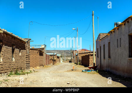 Bolivien typique village avec des maisons faites de briques de sel Le sel, zone d'exploitation minière en Bolivie, Amérique du Sud Banque D'Images