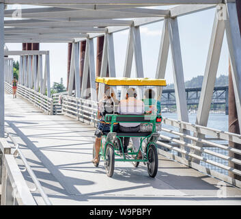 Une famille sur une pédale vélo un vélo, préférant une vie saine et active à l'aide de vélo et d'autres mode de transport écologique je Banque D'Images