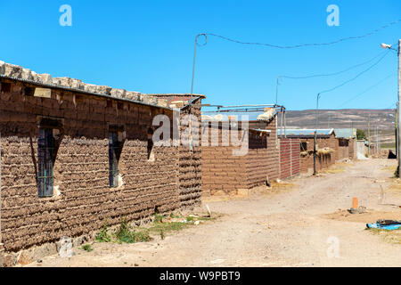 Bolivien typique village avec des maisons faites de briques de sel Le sel, zone d'exploitation minière en Bolivie, Amérique du Sud Banque D'Images