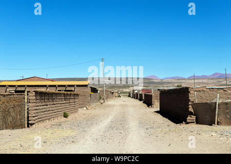 Bolivien typique village avec des maisons faites de briques de sel Le sel, zone d'exploitation minière en Bolivie, Amérique du Sud Banque D'Images