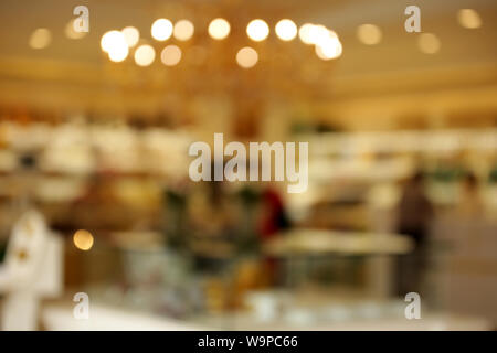 Vue floue d'un café ou d'un intérieur de magasin avec des lumières, créant une ambiance confortable et rêveuse. Banque D'Images