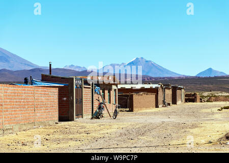 Bolivien typique village avec des maisons faites de briques de sel Le sel, zone d'exploitation minière en Bolivie, Amérique du Sud Banque D'Images