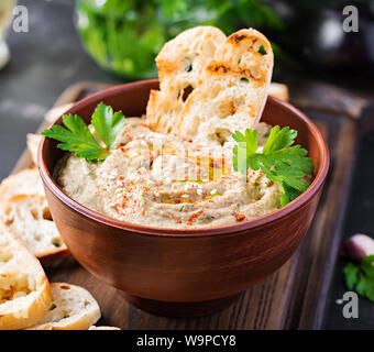 Baba Ghanoush hoummos vegan aubergine avec de l'assaisonnement, le persil et le pain grillé. Baba ganoush. Une cuisine du Moyen-Orient. Banque D'Images