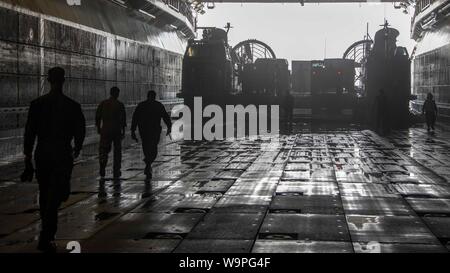 190807-N-SH168-1017 Golfe Arabique (Aug. 7, 2019) Les marins affectés au navire d'assaut amphibie USS Boxer (DG 4) préparer à bord des engins de débarquement, d'un coussin d'air (LCAC) joint à 59 embarcations d'Assaut (ACU) pendant 5 pont du coffre. Boxer Boxer fait partie du groupe amphibie et 11e Marine Expeditionary Unit et est déployé sur le 5e flotte américaine zone d'opérations à l'appui des opérations navales pour assurer la stabilité et la sécurité maritime dans la région Centrale, reliant la Méditerranée et le Pacifique à travers l'ouest de l'Océan indien et trois points d'étranglement stratégiques. (U.S. Photo de la marine Banque D'Images