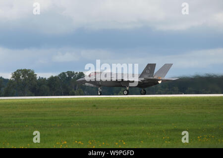 Une 33e Escadre de chasse F-35A Lightning II décolle, au cours de l'exercice de la foudre du Nord à Volk Field, Wisconsin, le 13 août 2019. Les pilotes et les équipages participant à la foudre du Nord fonctionnent dans un environnement avec des avions de l'adversaire, de brouillage électronique et surface-simulé les menaces aériennes. (U.S. Air Force photo par un membre de la 1re classe Heather Léveillé) Banque D'Images