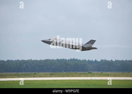 Une 33e Escadre de chasse F-35A Lightning II décolle, au cours de l'exercice de la foudre du Nord à Volk Field, Wisconsin, le 12 août 2019. L'exercice de la foudre du Nord réunit les forces conjointes de la prochaine génération de la supériorité aérienne. (U.S. Air Force photo par un membre de la 1re classe Heather Léveillé) Banque D'Images