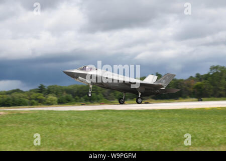 Une 33e Escadre de chasse F-35A Lightning II, les terres du Nord au cours de l'exercice de la foudre à Volk Field, Wisconsin, le 13 août 2019. L'exercice de la foudre du Nord réunit les forces conjointes de la prochaine génération de la supériorité aérienne. (U.S. Air Force photo par un membre de la 1re classe Heather Léveillé) Banque D'Images