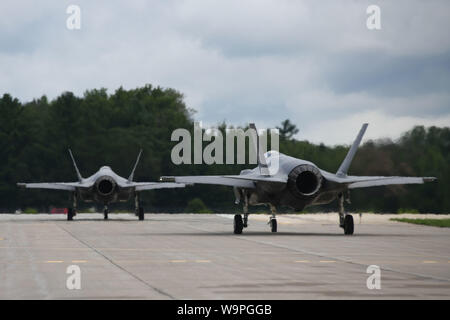 Un duo de 33e Escadre de chasse F-35A Lightning II préparez-vous au décollage, pendant l'exercice de la foudre à Volk Field, Wisconsin, le 13 août 2019. Près de 1 000 militaires provenant de 20 unités différentes se sont rendus à la base de la Garde nationale d'Air Wisconsin à participer à l'exercice de la force totale. (U.S. Air Force photo par un membre de la 1re classe Heather Léveillé) Banque D'Images