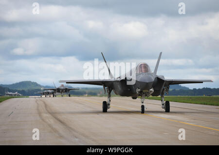 Plusieurs 33e Escadre de chasse F-35 Lightning II un taxi le Volk Field, Wisconsin. piste, au cours de l'exercice de la foudre du Nord, le 13 août 2019. Le nord de la foudre est un exercice de la force totale qui fournit, de niveau tactique de formation haut de gamme pour les générations actuelles et les plateformes d'armes. (U.S. Air Force photo par un membre de la 1re classe Heather Léveillé) Banque D'Images