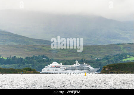 Bantry, West Cork, Irlande. 15 août 2019. Le bateau de croisière 'Silver Wind' passe devant une ferme de moules à l'approche de son point d'ancrage pour la journée à Bantry Bay. Elle a navigué de Cobh hier soir et se dirige vers Galway ce soir. Credit: Andy Gibson/Alay Live News. Banque D'Images