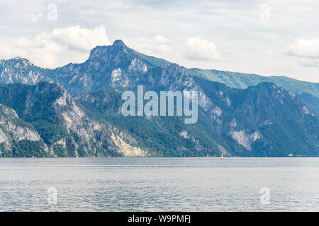 Vue sur le lac Traunsee (Traun), montagnes des Alpes de Salzbourg Salzkammergut Gmunden en Autriche voisine, Traunkirchen. Banque D'Images