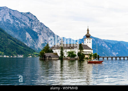 Château Ort in Gmunden sur Traunsee (lac de Traun) avec bateaux, voiliers en Salzkammergut Salzbourg, à proximité de Traunkirchen, Autriche. Belle carte postale vie Banque D'Images