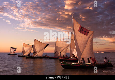 La pêche traditionnelle des pirogues en ciel dramatique au coucher du soleil à Anakao, Madagascar Banque D'Images