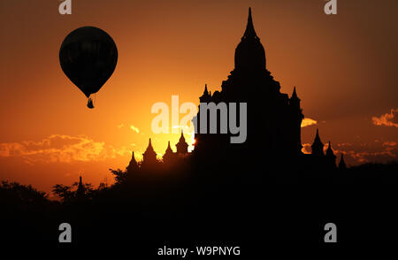 Silhouette d'un temple de Bagan en ballon à air chaud au coucher du soleil, le Myanmar (Birmanie) Banque D'Images