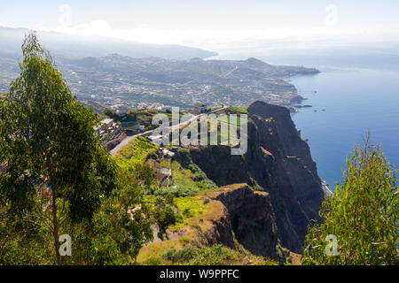 Belle vue sur Funchal depuis Cabo Girão, la falaise la plus élevée de l'Europe à Madère, Portugal Banque D'Images