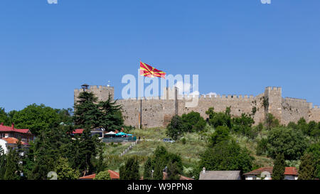 La forteresse de Samuel à Ohrid avec drapeau macédonien Banque D'Images