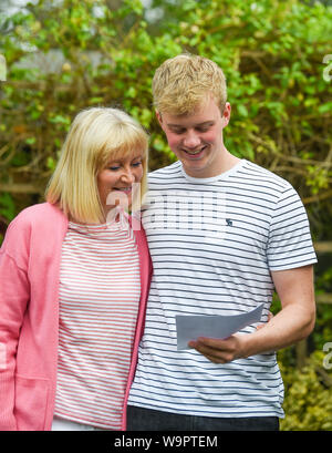 Lewes UK 15th août 2019 - étudiant de l'école de grammaire ancienne de Lewes à Sussex célèbre ses résultats De Niveau A avec sa fière mère Sheri et il est maintenant impatient d'aller à l'Université de Sheffield pour étudier la dentisterie . Crédit : Simon Dack /Vervate / Alamy Live News Banque D'Images