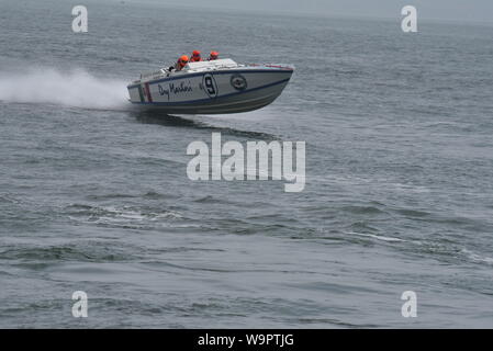 Dry Martini au Cowes Torquay Cowes courses de bateau de moteur offshore Banque D'Images