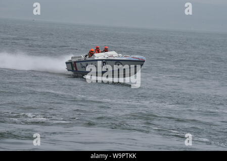 Dry Martini au Cowes Torquay Cowes courses de bateau de moteur offshore Banque D'Images