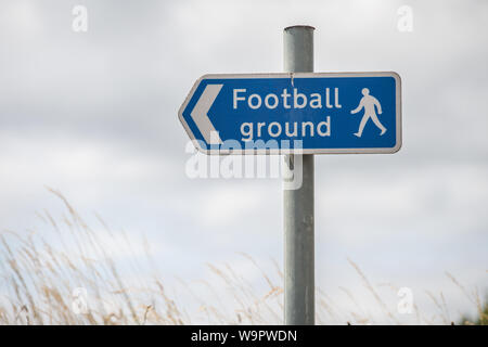 Parcours pédestre signe. Fond bleu avec du texte en blanc signalisation. United Kingdom Banque D'Images