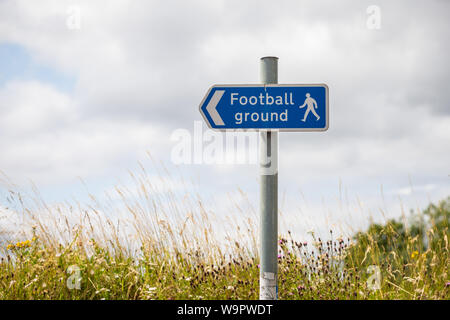 Parcours pédestre signe. Fond bleu avec du texte en blanc signalisation. United Kingdom Banque D'Images