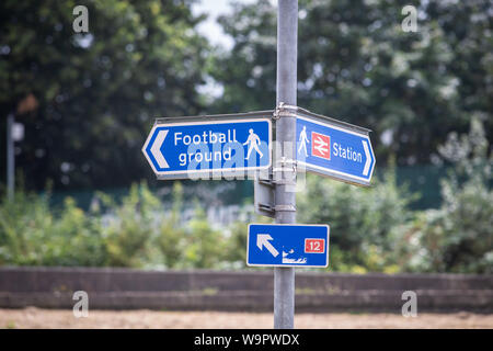 Parcours pédestre des signes. Fond bleu avec du texte en blanc signalisation. United Kingdom Banque D'Images