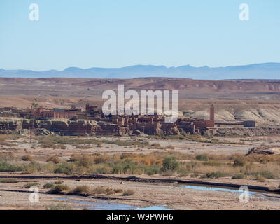Ait Ben Haddou vieille ville médiévale de la vie traditionnelle au maroc, Désert de boue d'argile et de la mosquée ruines des maisons, rivière dans le mountiains avec green farms Banque D'Images
