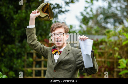 Lewes UK 15th août 2019 - les étudiants de la Lewes Old Grammar School à Sussex célèbrent ses résultats De Niveau A et sont maintenant impatients d'étudier les classiques à Oxford . Crédit : Simon Dack /Vervate / Alamy Live News Banque D'Images