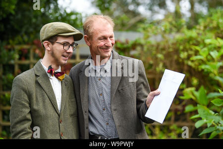 Lewes UK 15th août 2019 - des étudiants de la Lewes Old Grammar School à Sussex célèbrent ses résultats A Level avec son père Brian STILL et se réjouit maintenant d'étudier les classiques à Oxford . Crédit : Simon Dack / Vervate / Alamy Live News Banque D'Images