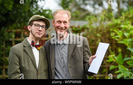 Lewes UK 15th août 2019 - un étudiant de la Lewes Old Grammar School à Sussex célèbre ses résultats A Level avec son père Brian STILL et est maintenant impatient d'étudier les classiques à Oxford . Crédit : Simon Dack /Vervate / Alamy Live News Banque D'Images