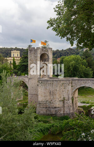 BESALU, ESPAGNE - 26 MAI 2014 : pour les ennemis qu'ils pourraient fermer la porte au milieu du pont Banque D'Images