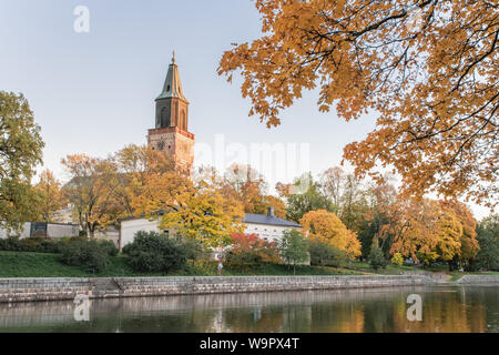 Beau feuillage d'automne et de l'Aura river contre ciel bleu avec en arrière-plan La Cathédrale de Turku à Turku, Finlande, Automne 2018 Banque D'Images