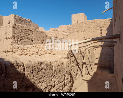 Ville du désert de Mhamid, Maroc village avec des dunes de sable de la nature et de la vieille mosquée musulmane en Afrique du Nord, l'ancien des rues étroites, des architectures traditionnelles de boue d'argile Banque D'Images