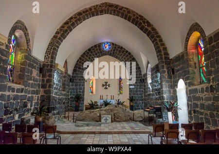 Tabgha, Israël - 18 mai 2019 : La Mensa Christi à l'église de la primauté de Saint Pierre, Tabgha, Israël. Banque D'Images