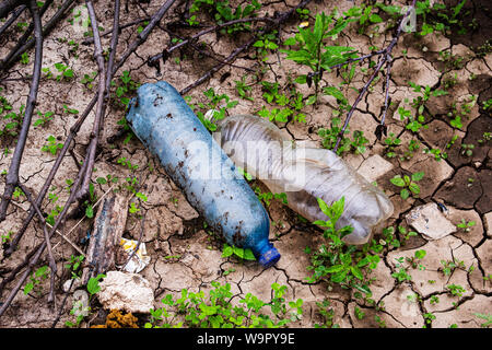 Des débris de plastique reposent sur le sol. Banque D'Images