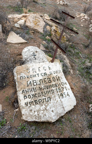 Cimetière de village abandonné Ourga sur l'ancienne rive du lac d'Aral, l'Ouzbékistan Banque D'Images